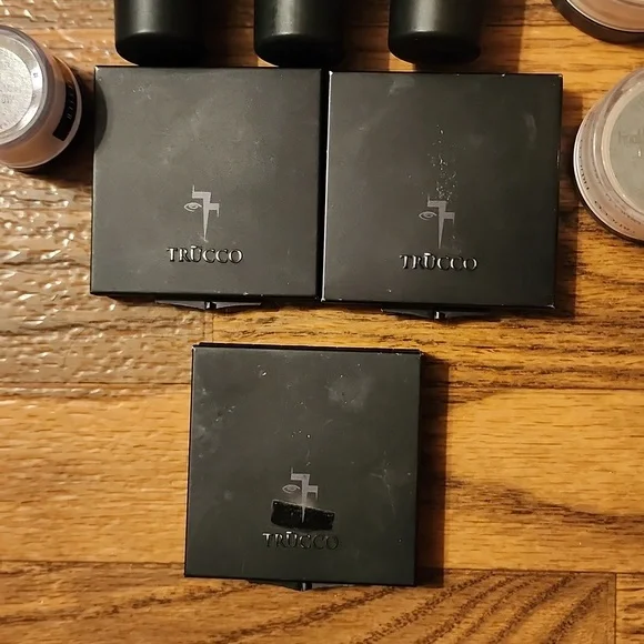 Trucco Touch Up Pressed Powder & SkintonesNaturale Coverage SPF 15 Foundation